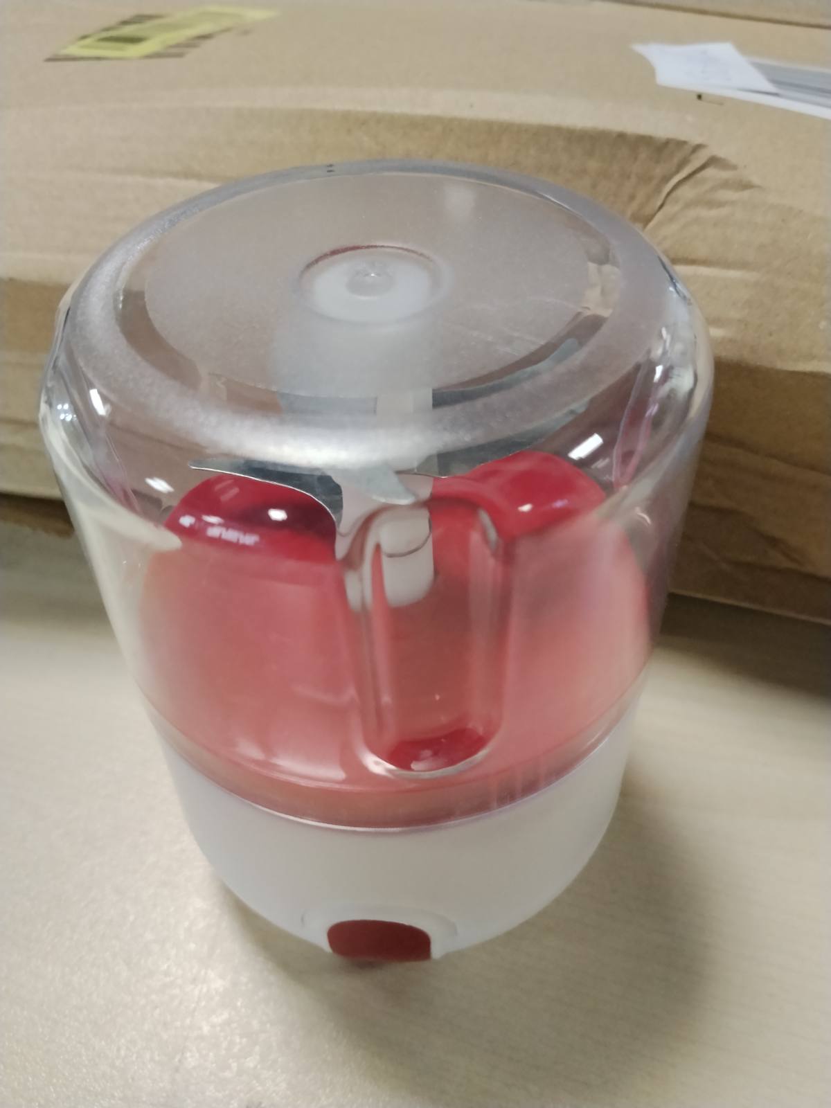288473 - BEPER P102ROB050 Prerës Ushqimi i Rikarikueshëm me USB, Mini Përpunues Ushqimi, Kapacitet 250 ml, Energji 3.7 V, 3 Tehe Çelik Inoks, E Kuqe/E Bardhë