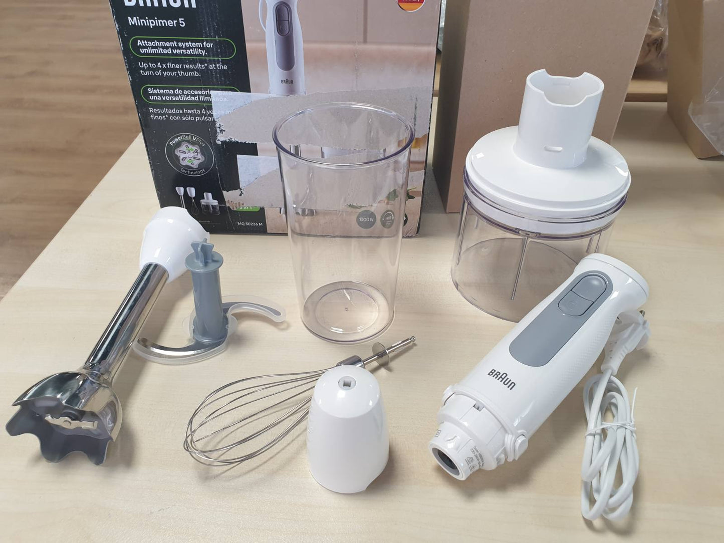288312 - BRAUN MultiQuick 5 MQ 50236 M Blender dore, 1000W, 21 cilësime shpejtësie + turbo, këmbë përzierjeje prej çeliku inox, përfshin prerës 500ml, rrahëse dore, gotë 600ml, e bardhë