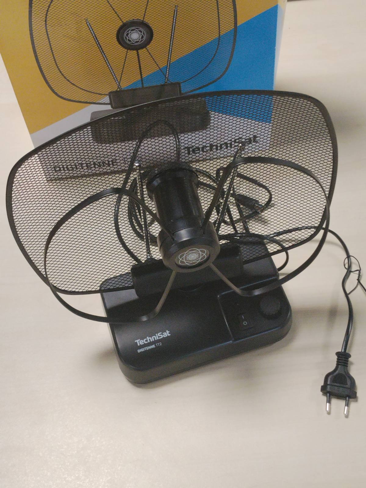 310001 - TechniSat DIGITENNE TT2 antenë përforcuese, 36 dB, brez të plotë të rregullueshme