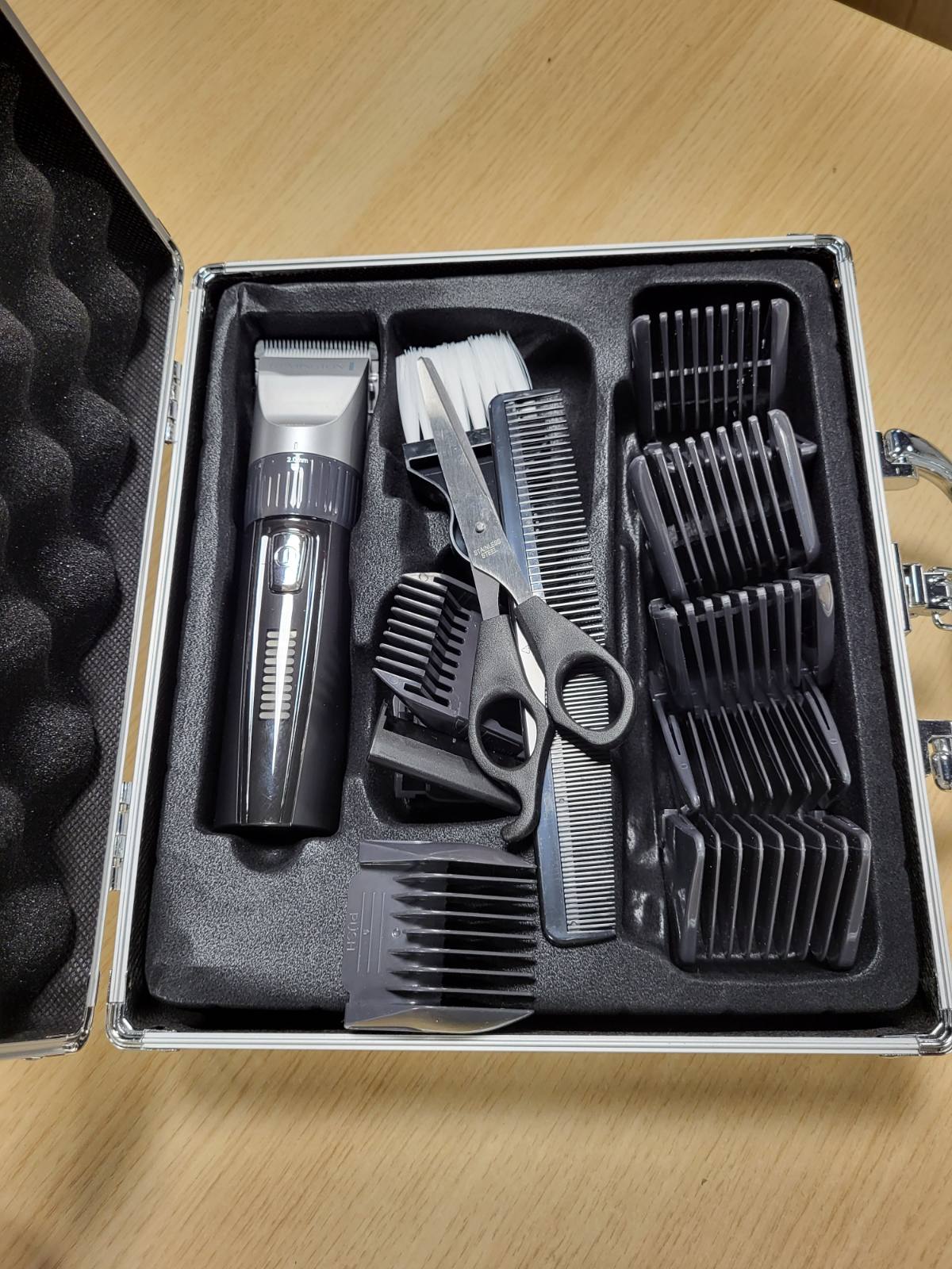 289663 - REMINGTON Makinë prerëse flokësh profesionale, teh qeramike vetëmprehëse, 0.8-40 mm, rregullim preciz, 10 krehëra, HC5811