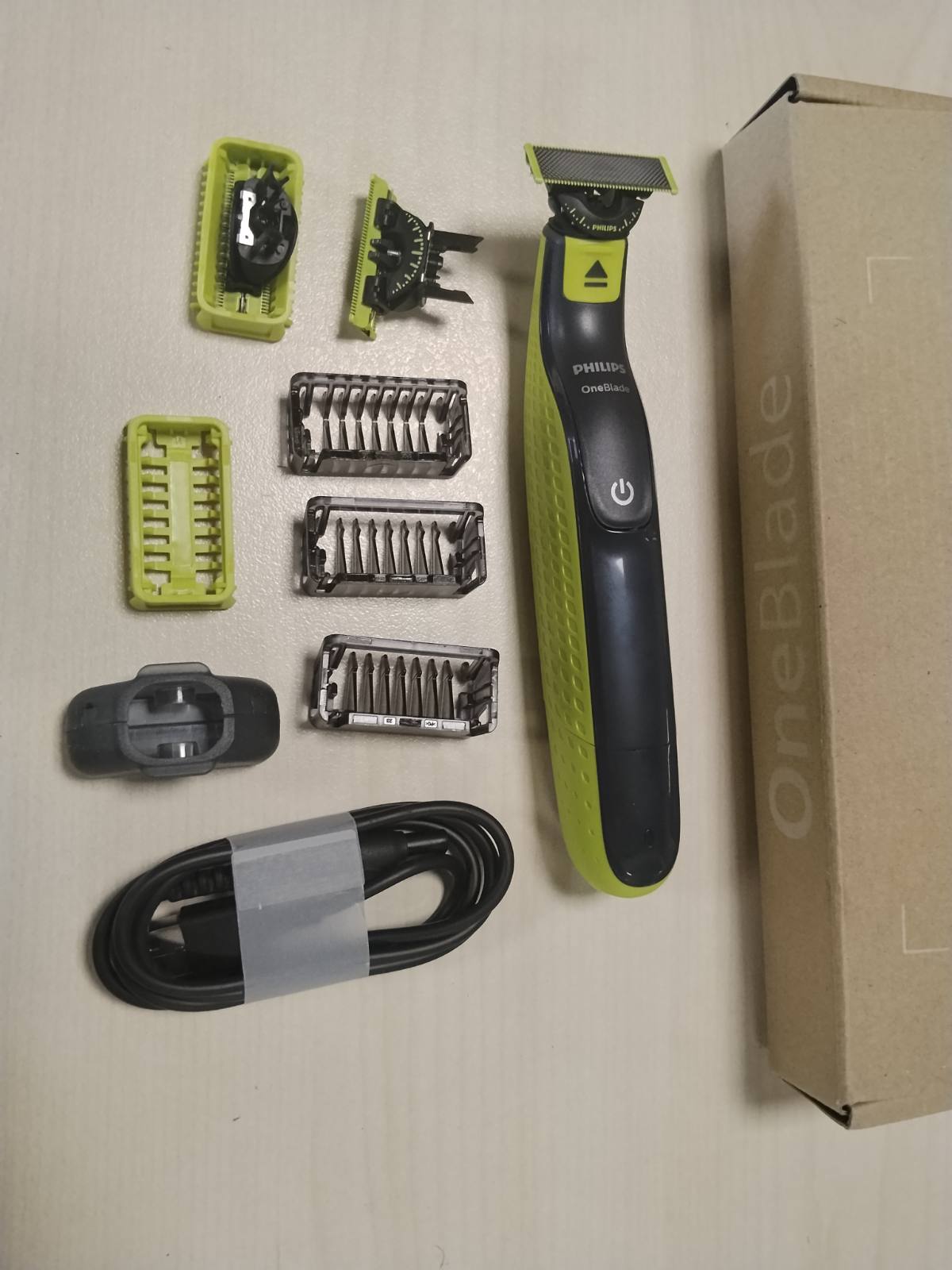 302835 - PHILIPS OneBlade 360 Fytyrë & Trup - Makinë rroje elektrike, prerëse flokësh dhe pastrues trupi, 3 tehe 360, 3 aksesorë shkurtimi (1/3/5 mm), 2 aksesorë trupi, Rruajtje e lagësht dhe e thatë për fytyrën dhe trupin (QP2824/31)