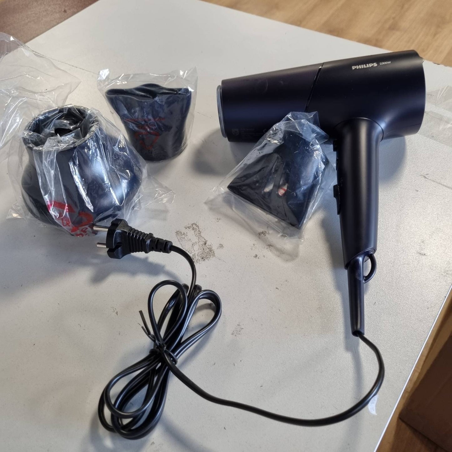 321121 - Tharëse flokësh PHILIPS Seria 5000, Teknologji ThermoShield, Funksion Jonizimi, 2300 W, Blu Metalike, Gryka Stilimi 9 mm dhe 11 mm, Difuzues Vëllimi, BHD510/20