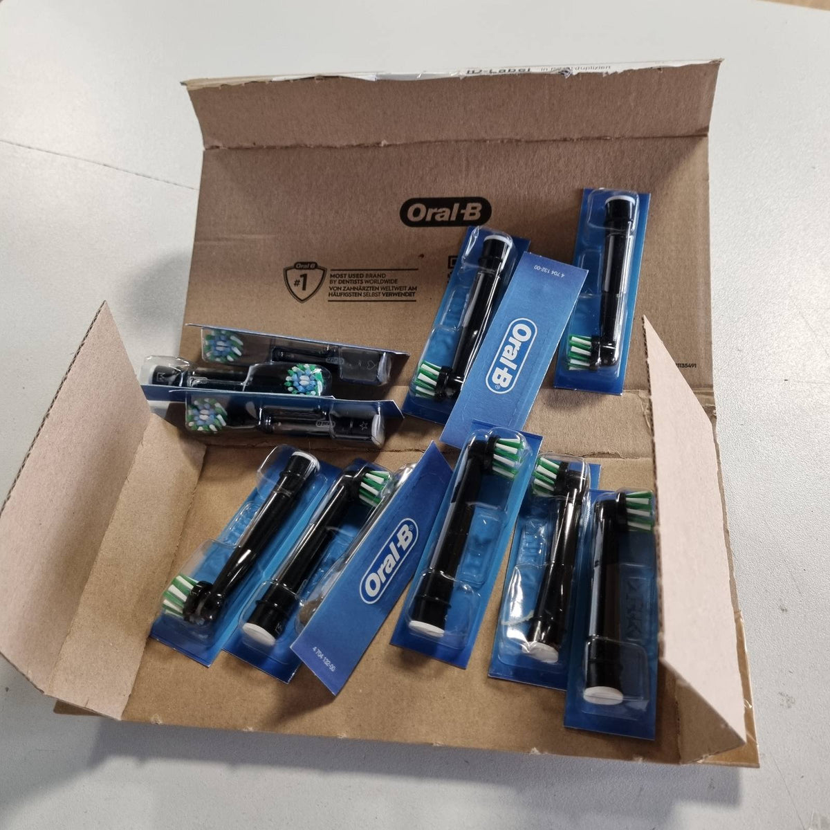 302853 - ORAL-B Koka Furçash Zëvendësuese PRO CrossAction, të zeza, pako me 12 furça