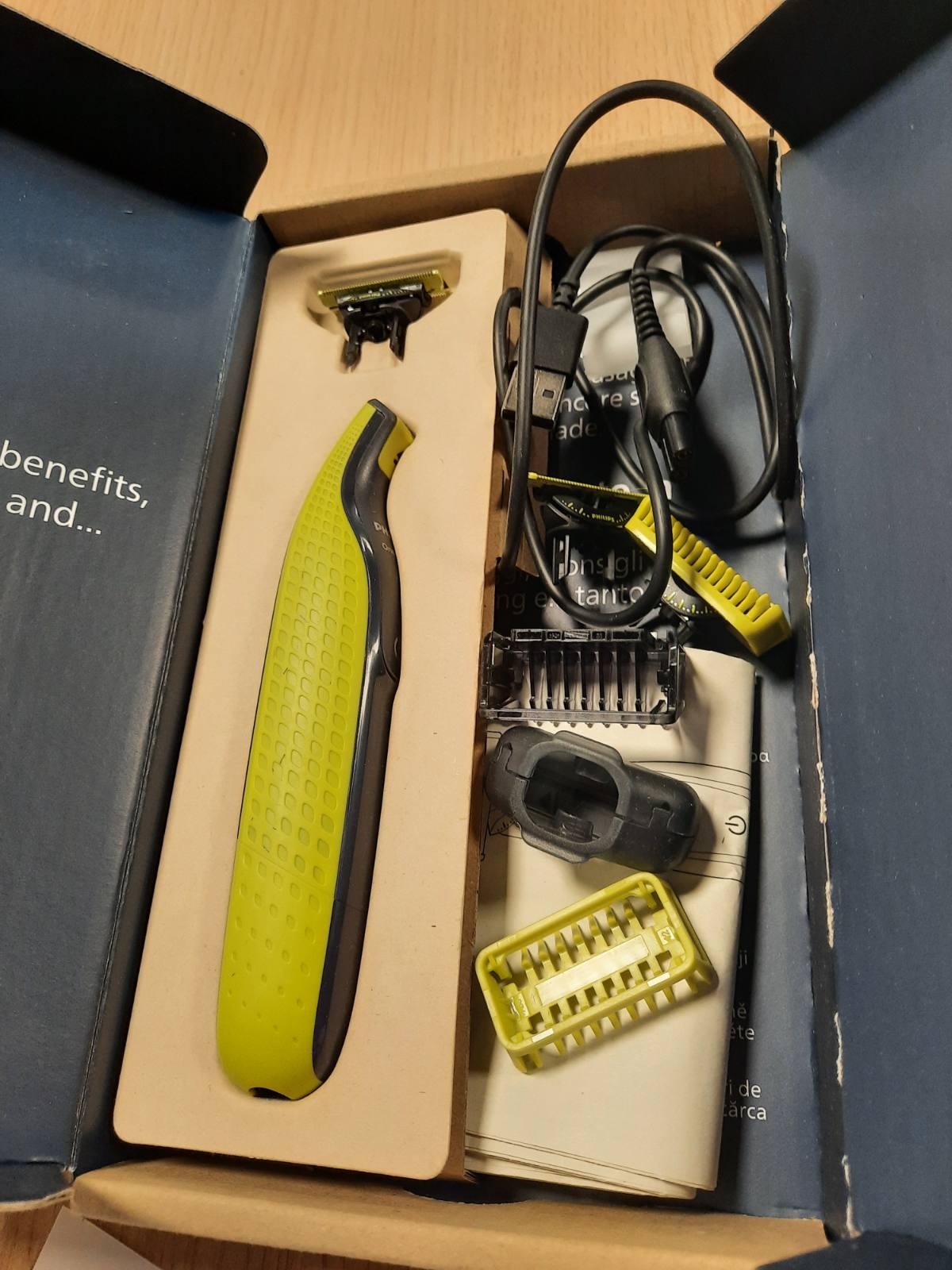 321001 - PHILIPS OneBlade 360 Fytyrë & Trup, makinën rroje elektrike, 3 tehe 360, 1 aksesorë shkurtimi (1/3/5 mm), 2 aksesorë trupi, rruajtje e lagësht dhe e thatë (QP2824/31)