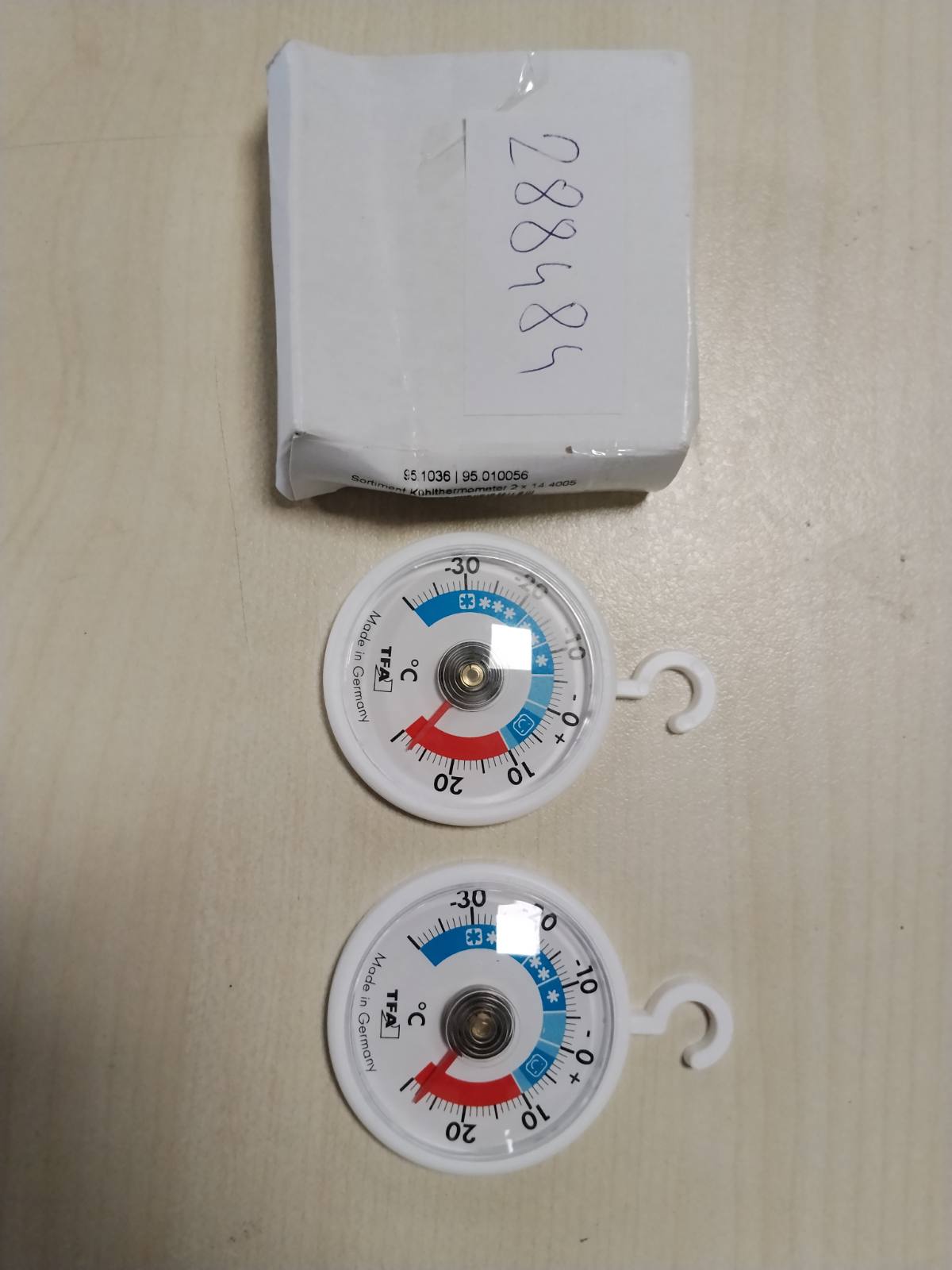 288484 - TFA DOSTMANN Termometër analog frigoriferi me grep, set prej 2 copësh, 95.1036, kontrolli i temperaturës deri në -40°C, i bardhë