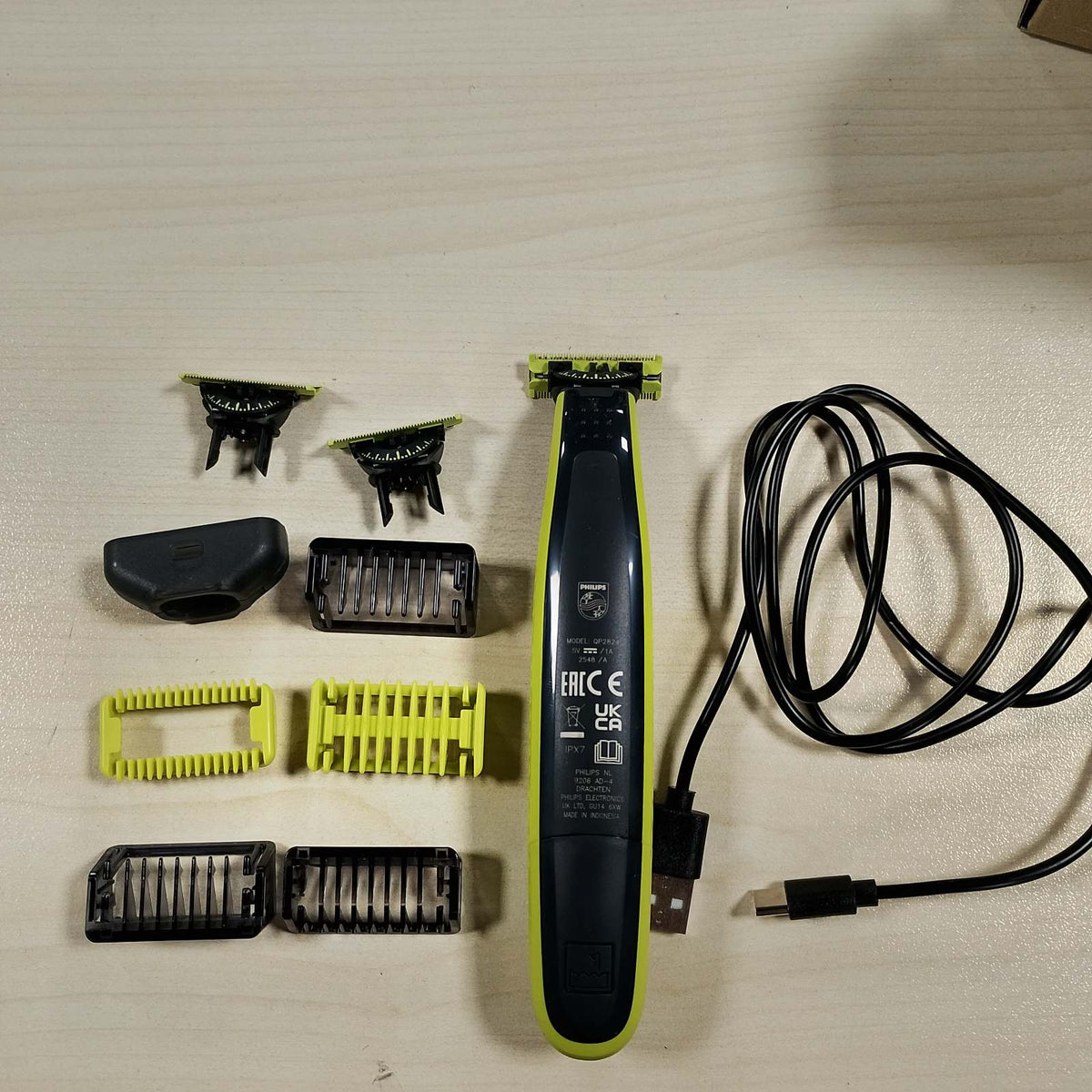 296662 - PHILIPS Prerës elektrik OneBlade 360 për fytyrën dhe trupin, 3 tehe 360, 3 krehër mjekre (1, 3, 5 mm), 1 komplet trupi, Modeli QP2824/31, Pesha: 200 g
