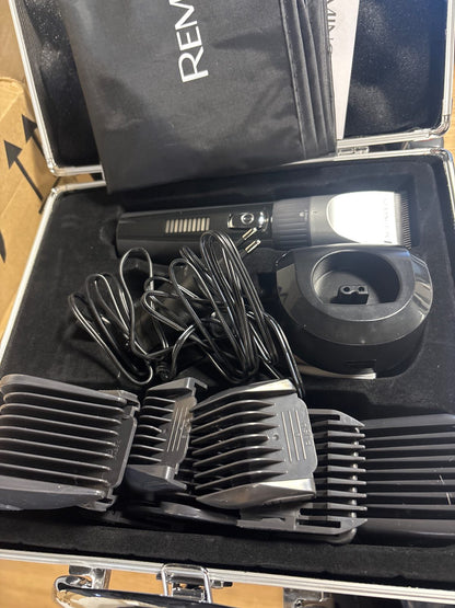289668 - REMINGTON Makinë prerëse flokësh profesionale HC5811, tehë qeramike vetëmprehëse 0.8-40 mm, rregullim preciz, set me 10 krehëra, funksionim me rrjet/bateri, litium, kuti alumini, pelerinë berberi