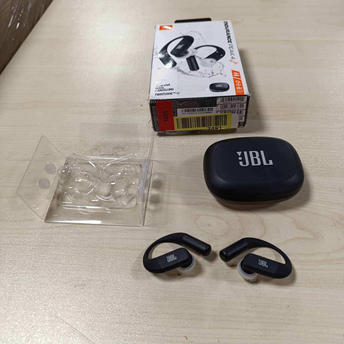 272860 - JBL Endurance Peak 4 Kufje Sportive pa tel në vesh Bluetooth, jetëgjatësi baterie 48 orë, vendosje e sigurt me TwistLock, mbrojtje IP68, tingull i pastër bas JBL, e zezë/gri