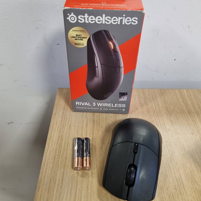 319751 - STEELSERIES Maus për Lojëra Rival 3 Pa Tel, 2.4 GHz dhe Bluetooth, Sensor Optik TrueMove Air 18,000 DPI, I Qëndrueshëm deri në 60 milionë klikime, I Lehtë, Mbështjellës Mausi 100% PTFE, I Zi