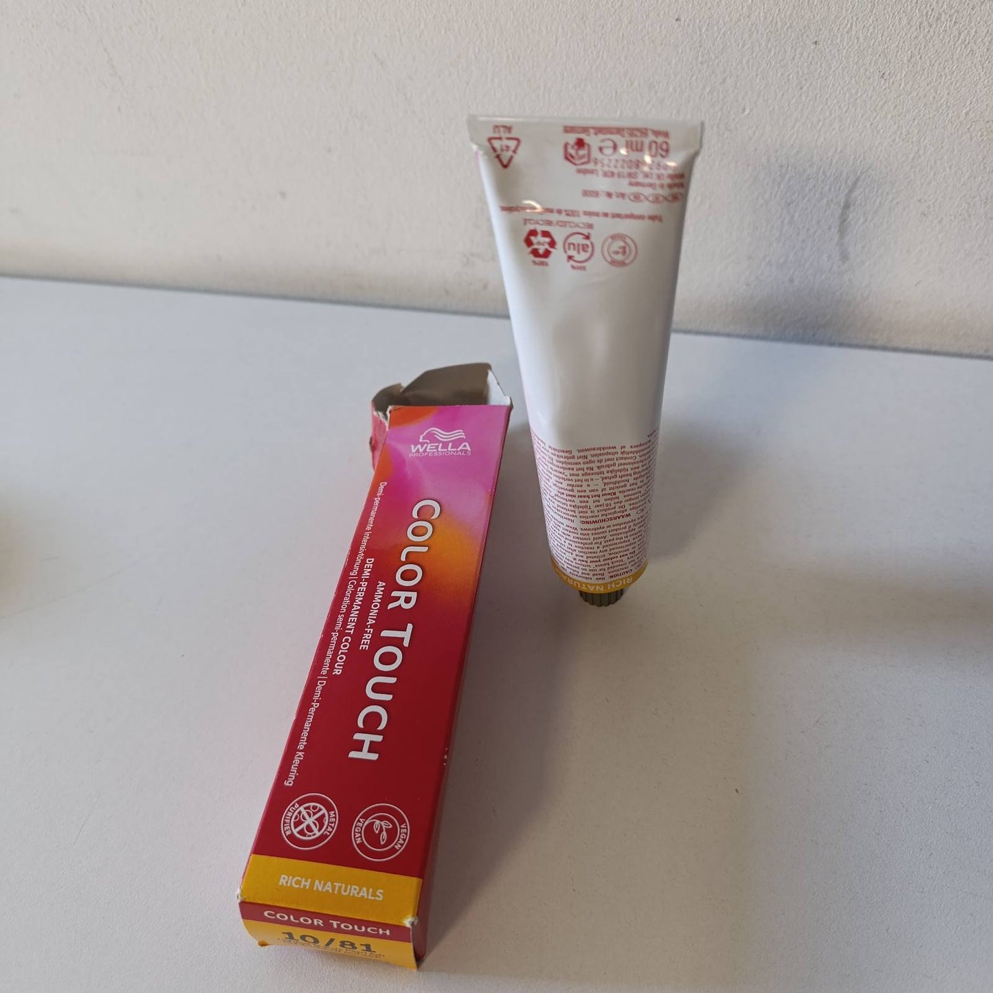 318461 - WELLA PROFESSIONALS Color Touch Rich Naturals 10/81 Light Blonde Pearl Ash - Ngjyrë intensive vegane për flokë pa amoniak me Metal Purifier - 60 ml