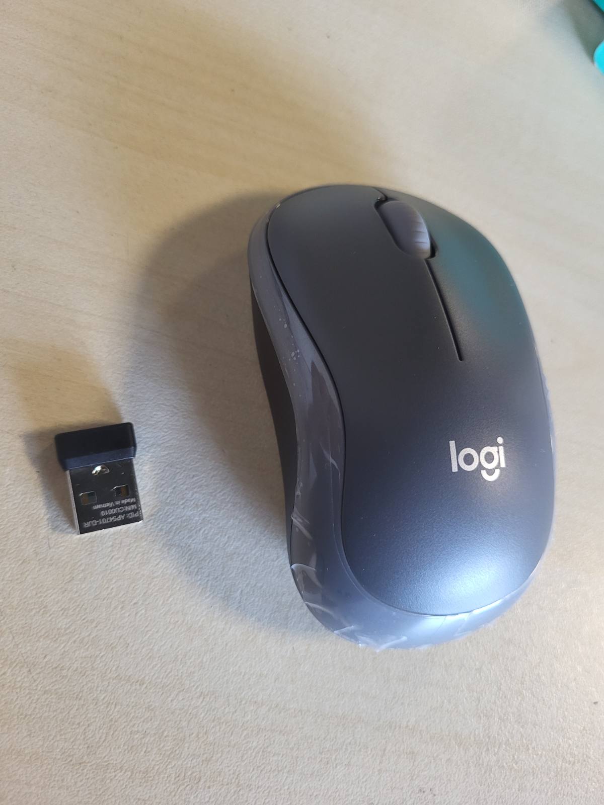 276895 - LOGITECH Maus pa Tel M185, 2.4 GHz, Marrës Mini USB, Jetëgjatësi Baterie 12-mujore, Rezolucion 1000 DPI, Ambidextrous, i Pajtueshëm me PC, Mac, Laptop - Gri/e Zezë