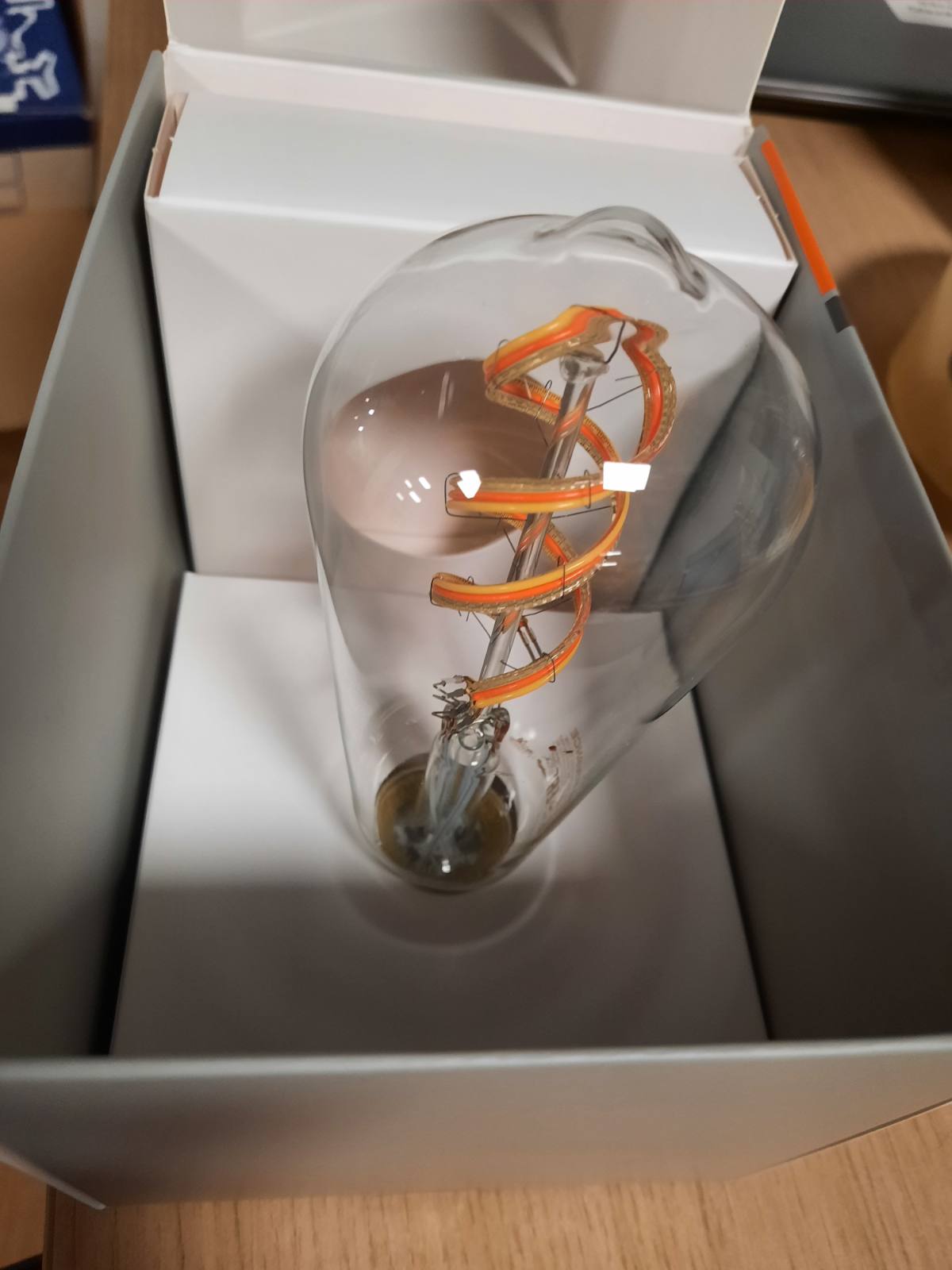 198002 - LEDVANCE Llambë LED Inteligjente me Wi-Fi, E27, Ngjyra RGB të Ndryshueshme, Formë Edison, Filament RGB, Zëvendësim për 60W Llambë Inkandeshente, e Kontrollueshme me Alexa dhe Google
