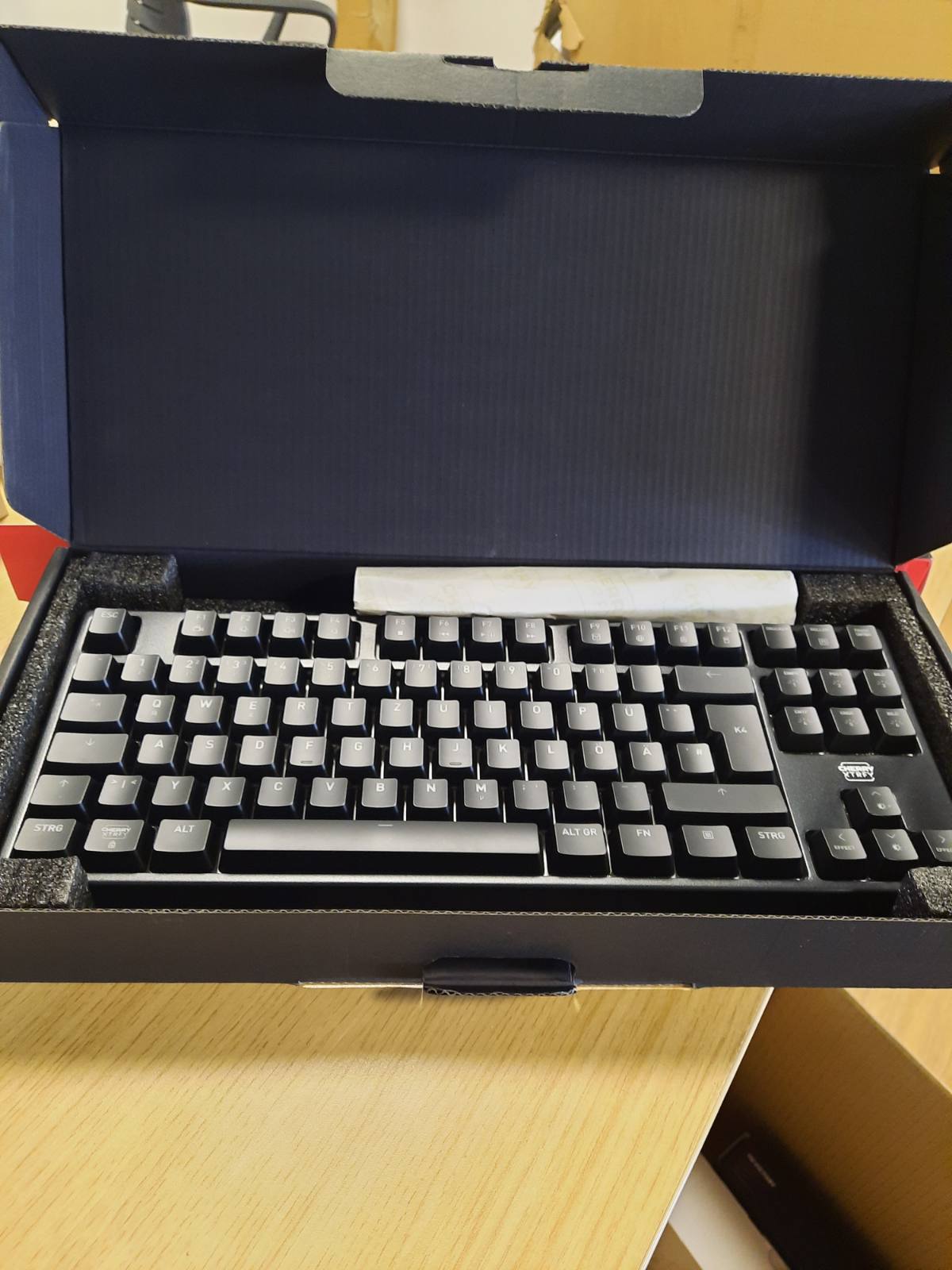 319612 - CHERRY XTRFY K4V2 TKL, Tastierë Lojërash me Tel, QWERTZ, Ndriçim RGB, Çelësa Mekanikë MX2A të Kuq, E Zezë