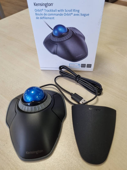 319667 - KENSINGTON Orbit TrackBall, Maus TrackBall Ergonomik me Tel, Unazë Lëvizëse, Sferë 40 mm, I pajtueshëm me Windows dhe macOS, Për Përdorues me Dorën e Djathtë dhe të Majtë, E Zezë/Blu, K72337EU