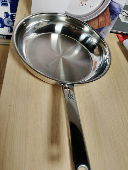 195451 - WMF Tigan Profesional i Çelikut Inoks 24 cm, i Përputhshëm me Induksion, i Paveshur Cromargan, i Sigurt për Furrë