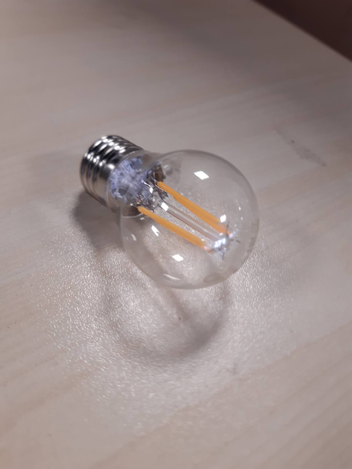 220711 -Llambë LED Classic P40 me Filament, 4W, Dritë e Bardhë e Ngrohtë (2700K), Xham i Mat (Frosted), Soket E27.