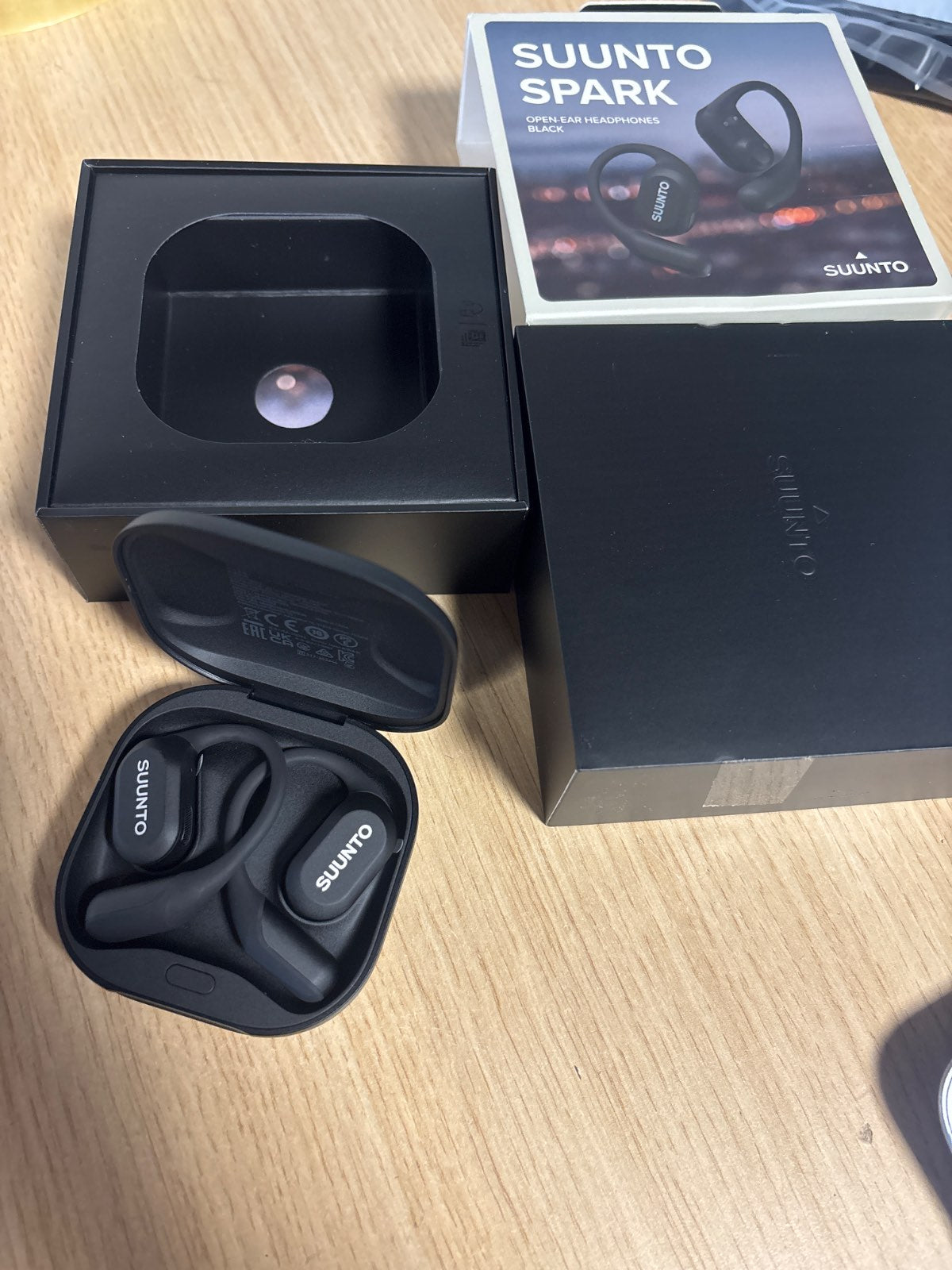 267626 - SUUNTO SPARK – Kufje sportive me vesh të hapur, rezistencë ndaj ujit IP55, deri në 36 orë dëgjim, Bluetooth 5.4