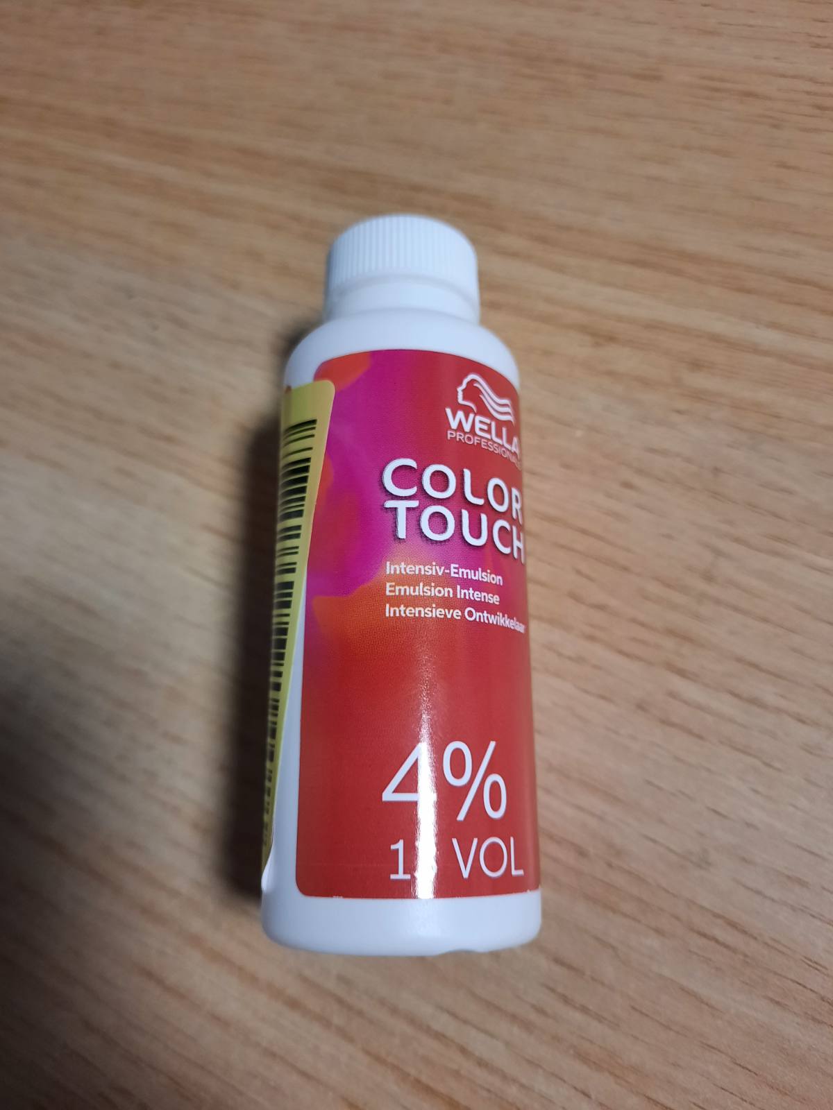 275986 - WELLA PROFESSIONALS Color Touch Emulsion 4% Zhvillues, aktivizues gjysmë i përhershëm, 60 ml, vegan, zgjat deri në 28 larje