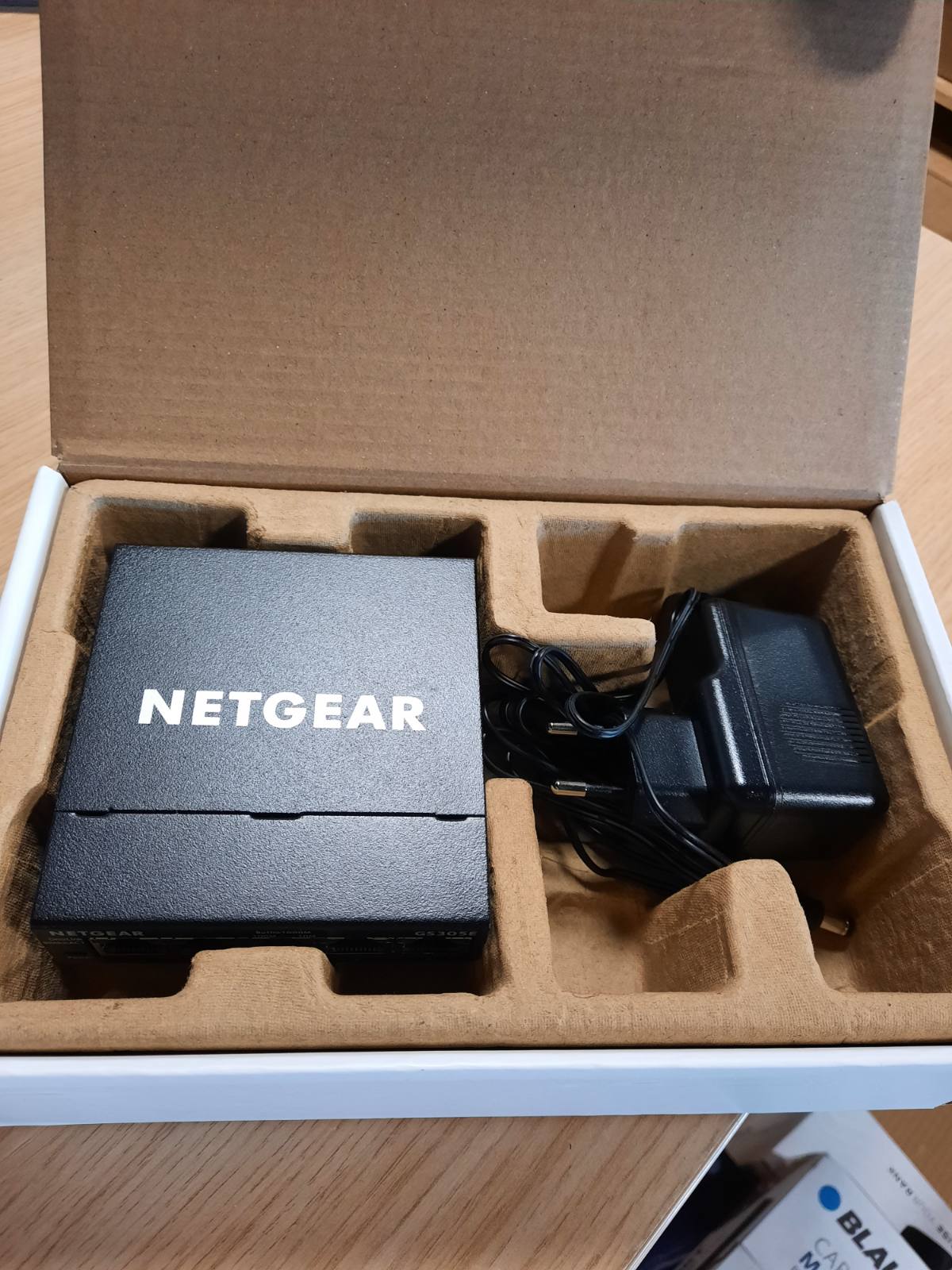 320109 - NETGEAR Ndërprerës i Menaxhuar GS305E, Ndërprerës LAN Gigabit Ethernet 5 Portash Plus (Plug-and-Play, IGMP Snooping, QoS, VLAN, Pa Ventilator, Kuti Metalike e Fortë), e Zezë