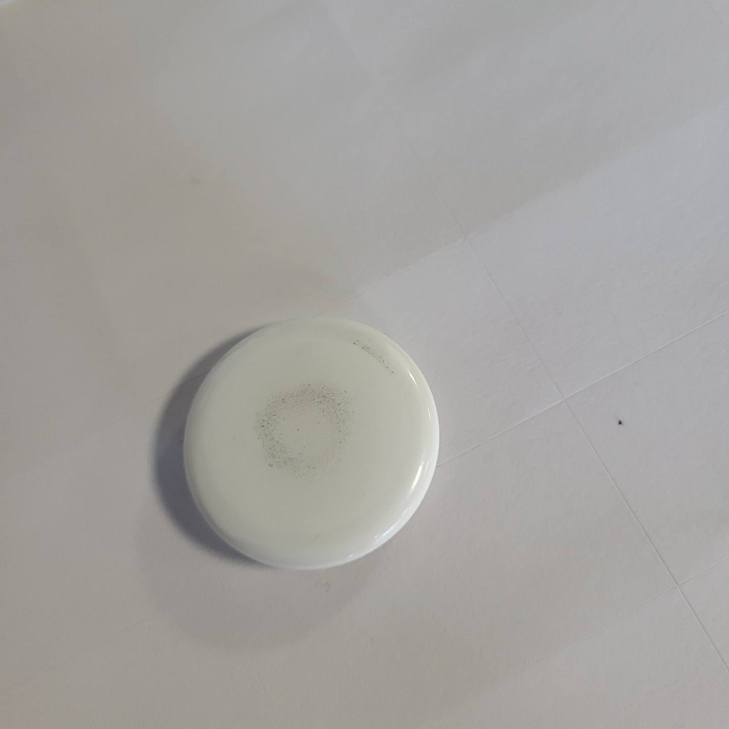319971 - APPLE AIRTAG (GJENERATA E 2-TË): PËR GJETJEN E VARËSEVE TË ÇELËSAVE, PORTOFOLEVE DHE MË SHUMË; FUNKSIONON DUKE LËSHUAR NJË TINGULL; MUND TË KONFIGUROHET ME NJË PREKJE TË THJESHTË NË NJË IPHONE OSE IPAD