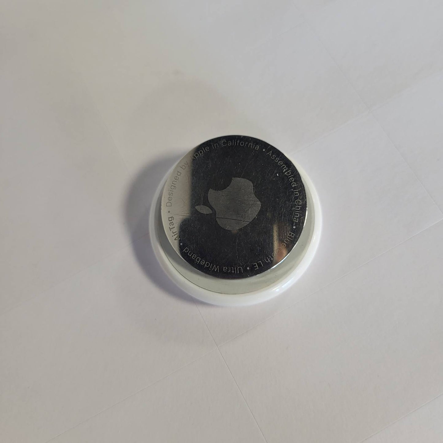 319971 - APPLE AIRTAG (GJENERATA E 2-TË): PËR GJETJEN E VARËSEVE TË ÇELËSAVE, PORTOFOLEVE DHE MË SHUMË; FUNKSIONON DUKE LËSHUAR NJË TINGULL; MUND TË KONFIGUROHET ME NJË PREKJE TË THJESHTË NË NJË IPHONE OSE IPAD