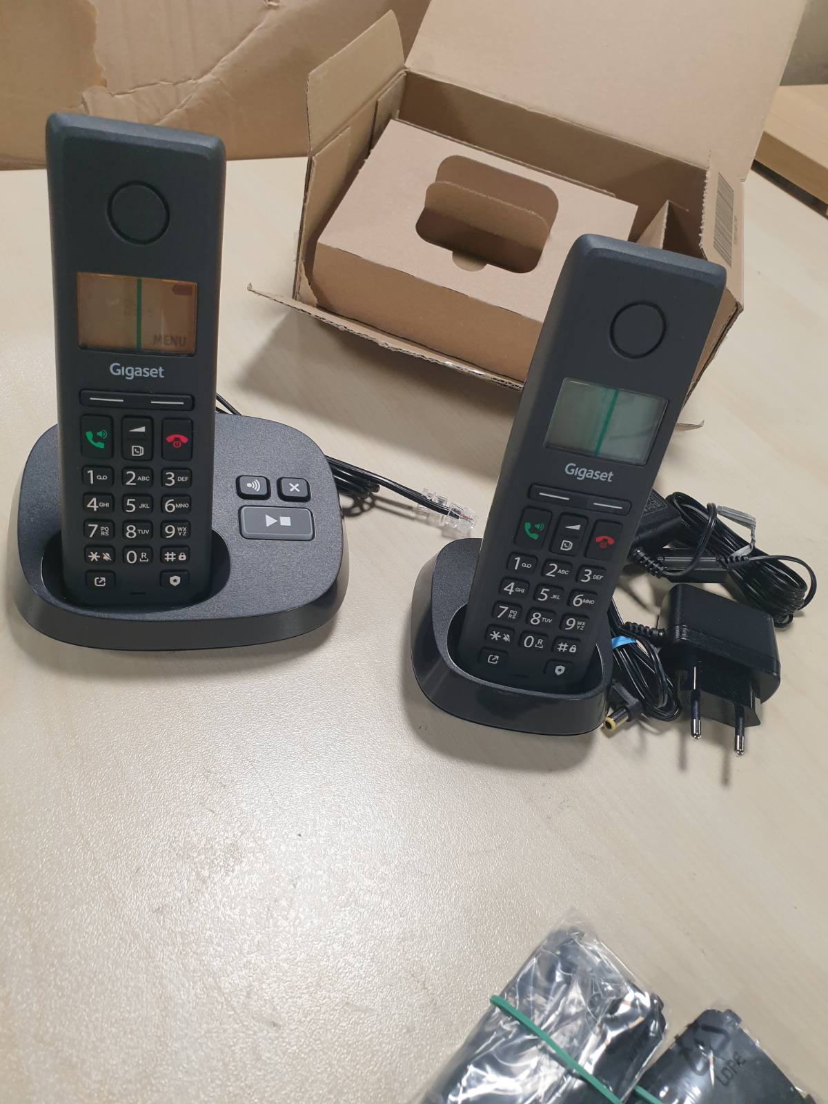 276471 - GIGASET Pure 220A Duo, 2 Telefona DECT pa Tel, Sekretari Telefoni, Buton Bllokimi Thirrjesh, Funksion Pa Duar, 80 Kontakte, E Zezë Antracit