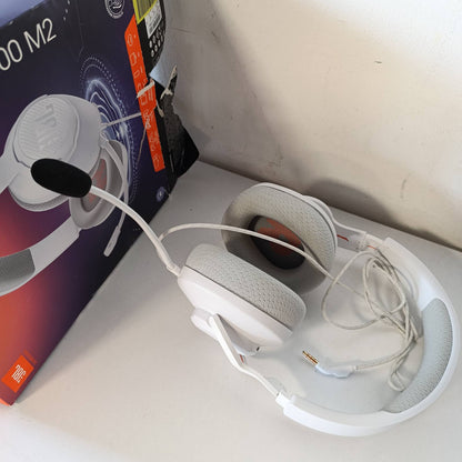 319960 - KUFJE PËR LOJËRA ME TEL JBL QUANTUM 100M2 ME JBL QUANTUMSOUND SIGNATURE, PRIZË 3.5 MM, KOMPATIBILITET ME SHUMË PLATFORMA DHE MIKROFON TË SHKËPUTSHËM ME OPSION HESHTJE, TË BARDHA