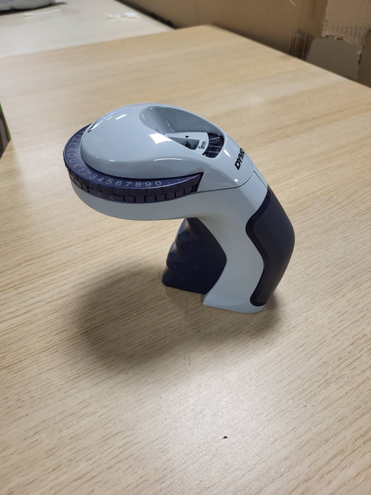 274113 - DYMO Makinë për krijimin e etiketave Omega | Makinë e vogël për krijimin e etiketave me sistem rrotullimi dhe klikimi dhe dizajn ergonomik | Për projekte shtëpiake, artizanale dhe hobi (£/€ÄÖ dhe Ü)