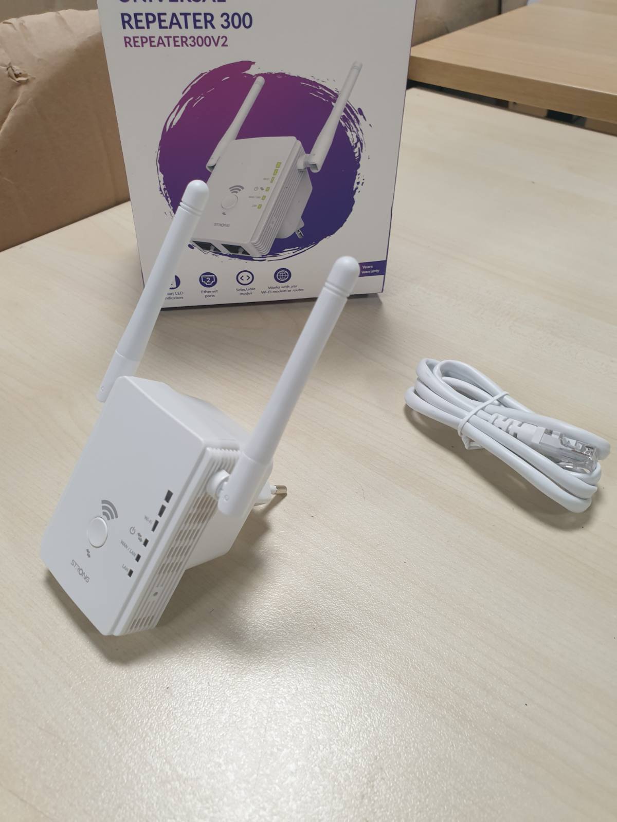 276779 - STRONG WLAN Repeater 300 v2, Amplifikator WLAN deri në 300 Mbps, instalim plug & play, i bardhë