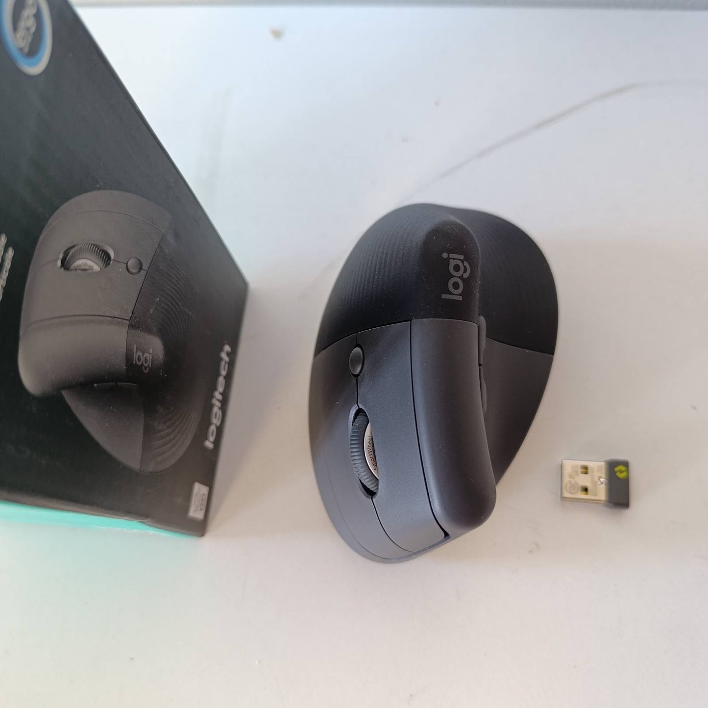 276317 - LOGITECH Maus Bluetooth Lift Vertical, Ergonomik, me Marrës USB Logi Bolt, Butona të Heshtur, 4 Butona, Gri