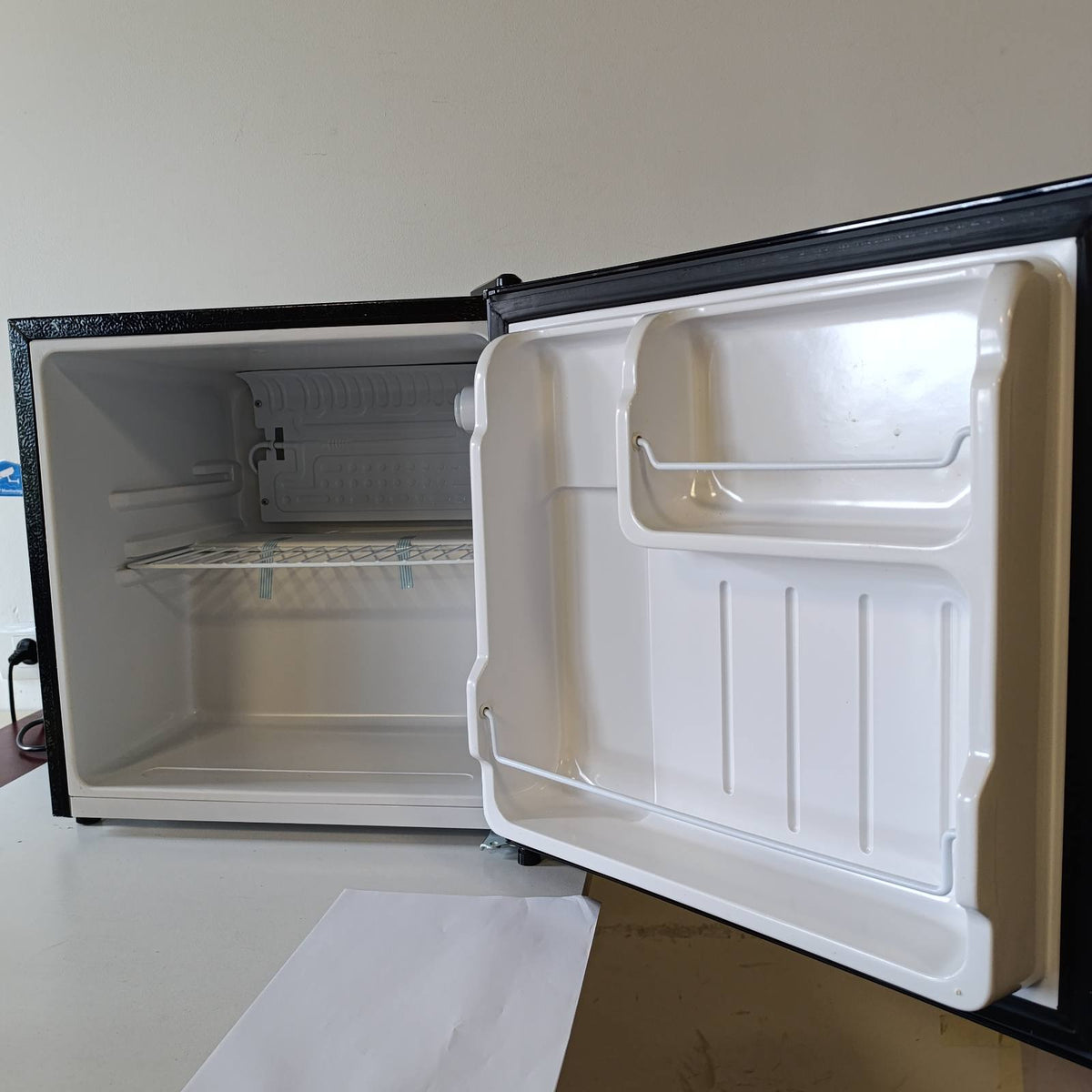 288133 - CECOTEC Frigorifer Mini GrandCooler 46L, lartësia 48.7 cm, gjerësia 48 cm, derë e kthyeshme, dizajn kompakt