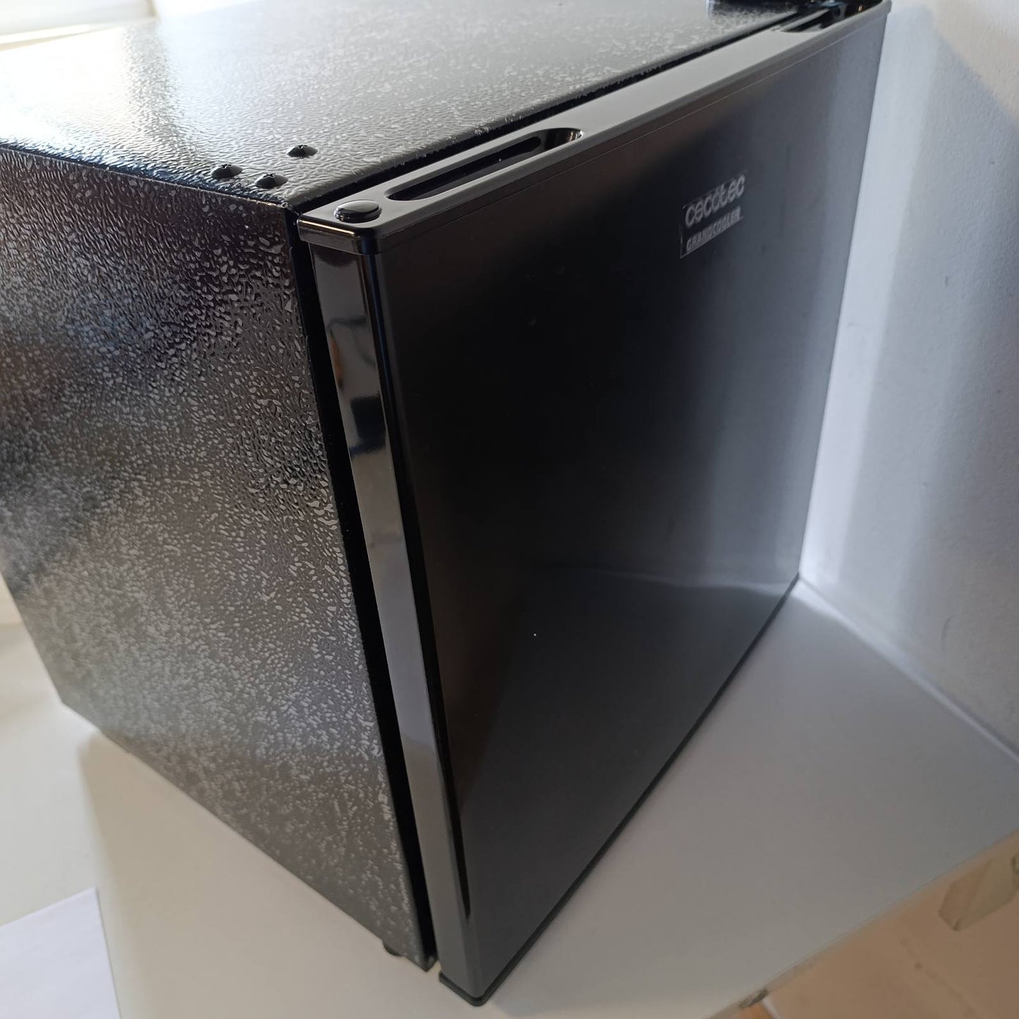 288133 - CECOTEC Frigorifer Mini GrandCooler 46L, lartësia 48.7 cm, gjerësia 48 cm, derë e kthyeshme, dizajn kompakt