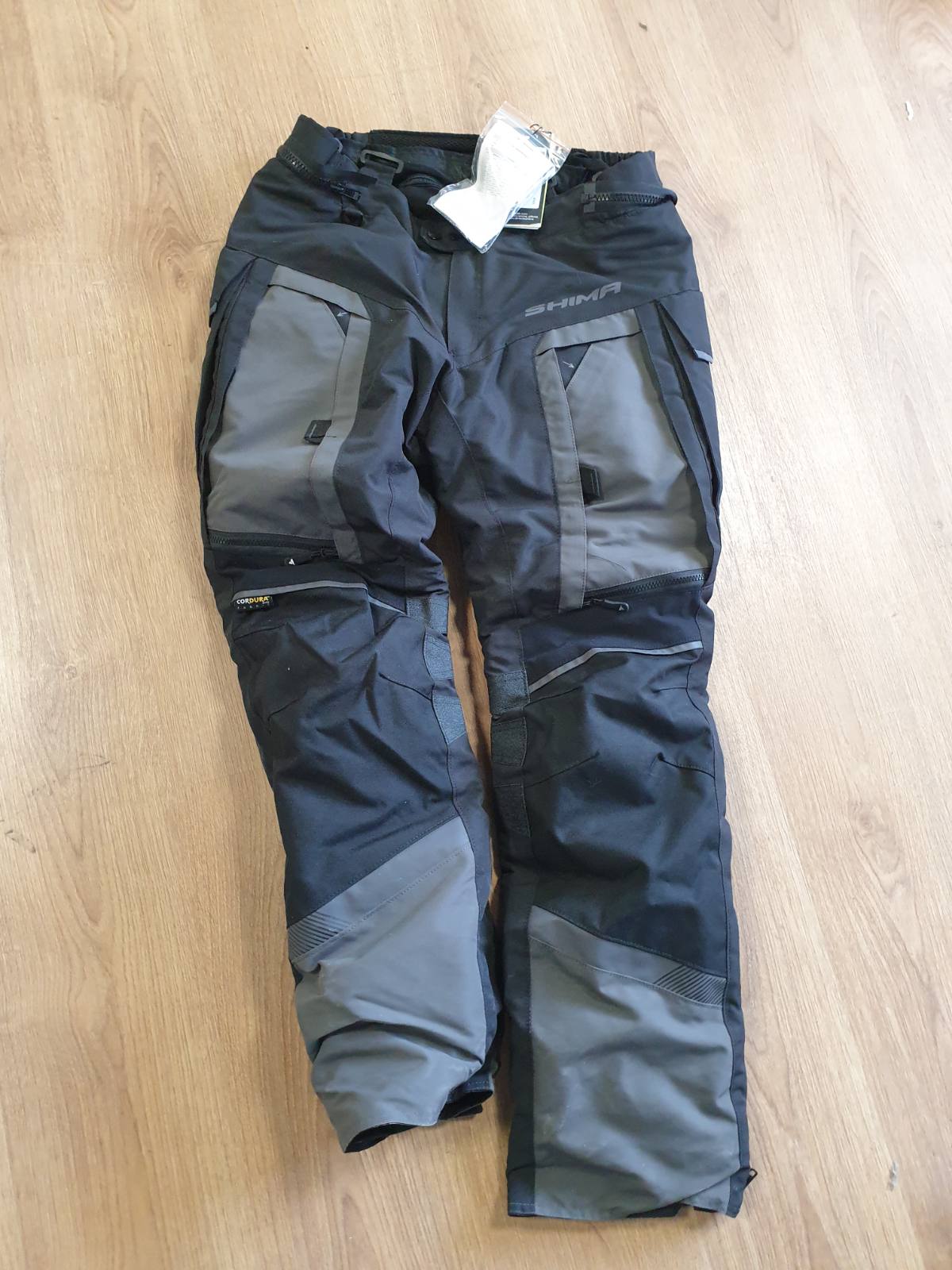 322202 - SHIMA - Pantallona Motoçiklete për Burra Hero me Mbrojtëse - Mbrojtëse Gjunjësh Airforce me Rrjetë për të Gjitha Sezonet - Pantallona Motoçiklete Verore që Ajrosen - Kostum Motoçiklete i Papërshkueshëm nga Uji