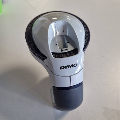299868 - DYMO Makinë për krijimin e etiketave Omega, sistem rrotullimi dhe klikimi, dizajn ergonomik