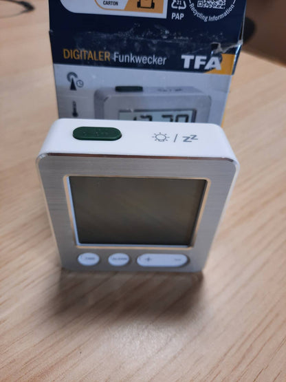 224318 - TFA DOSTMANN 60.2545.54 - Orë alarmi me radio dixhitale, plastikë, e bardhë/argjendtë, Gjatësi 66 x Gjerësi 22 x Lartësi 68 mm