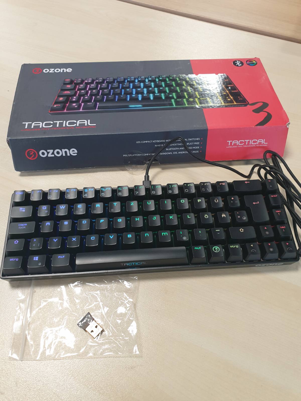 308766 - OZONE GAMING GEAR TACTICAL, mini gaming, mekanik 65%, Bluetooth dhe USB, çelësa të kuq Outemu, anti-ghosting, LED RGB, layout DE