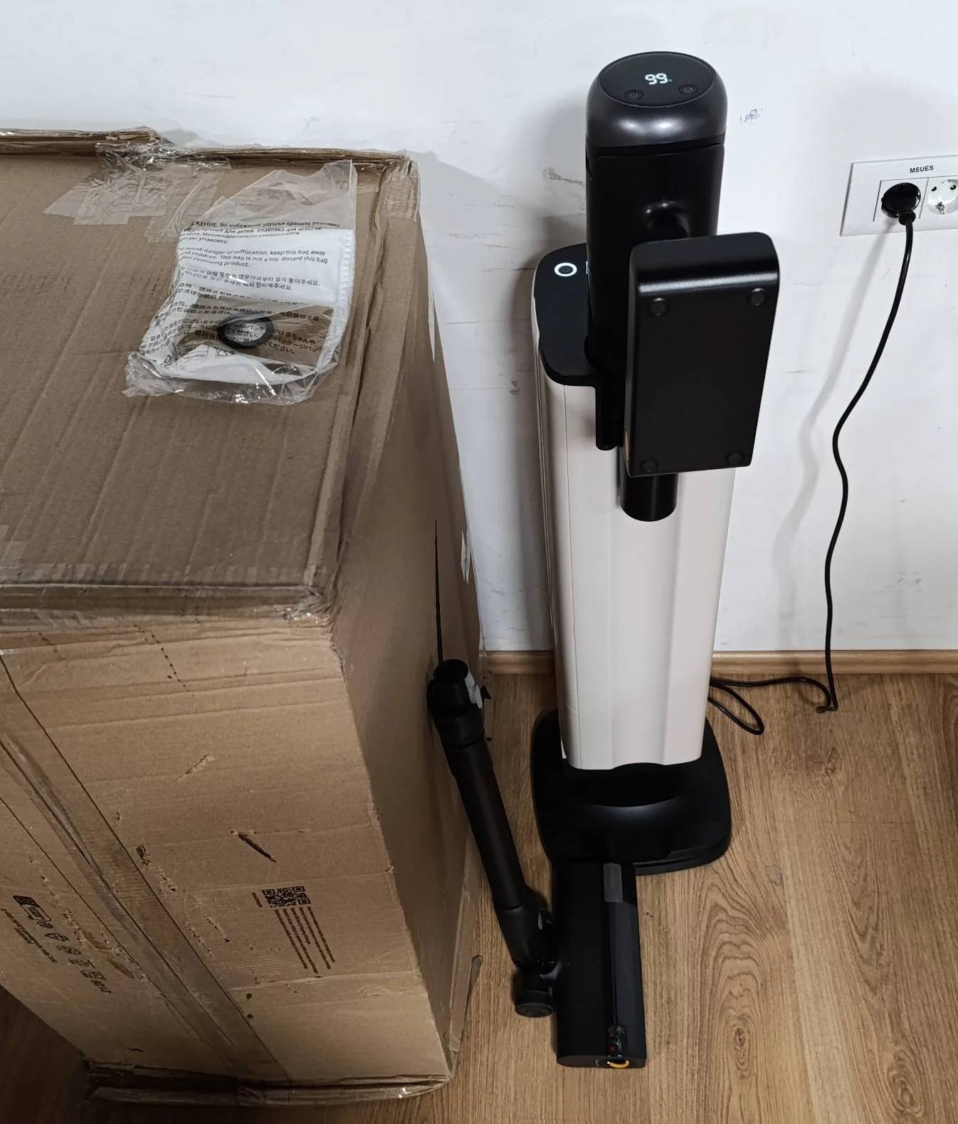 288050 - ROBOROCK Fshesë me korrent H60 Hub Ultra pa tel, Fuqi thithjeje 210AW, Kohëzgjatje maksimale 90 minuta, Furçë kundër ngatërresës për qilima, Dysheme të forta, Qime kafshësh shtëpiake