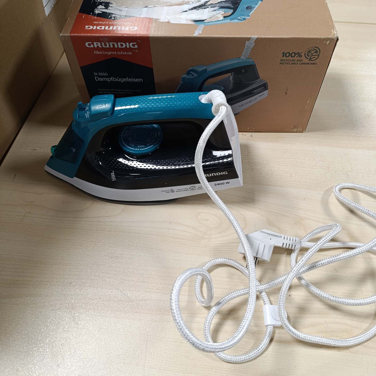 277535 - GRUNDIG Hekur me Avull SI 3550, 2400 W, fuqi avulli 120 g/min, prodhim avulli 25 g/min, pllakë qeramike, rezervuar uji 220 ml, ndalues pikimi, teknologji kundër gëlqeres, ngjyra: e bardhë/bruz