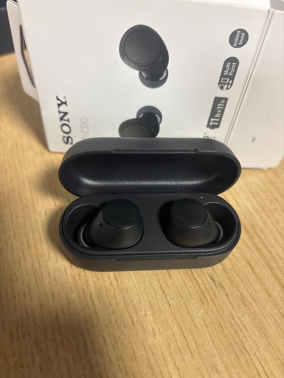 273146 - SONY WF-C510 Kufje Bluetooth në vesh, të vogla, të lehta, lidhje shumëpikëshe, IPX4 rezistente ndaj ujit, Spotify Tap, karikim i shpejtë, deri në 22 orë jetëgjatësi baterie, kompatibile me iOS dhe Android - e zezë