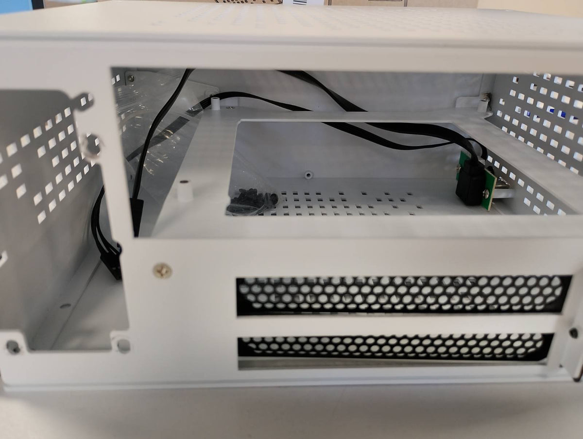 299113 - JOYJOM Kuti Alumini Mini-ITX me Ngritës PCI, Kuti për Mini PC, Faktor i Vogël SFF, Kuti për Lojëra Kompjuterike TX me Mbështetje GPU, e Bardhë