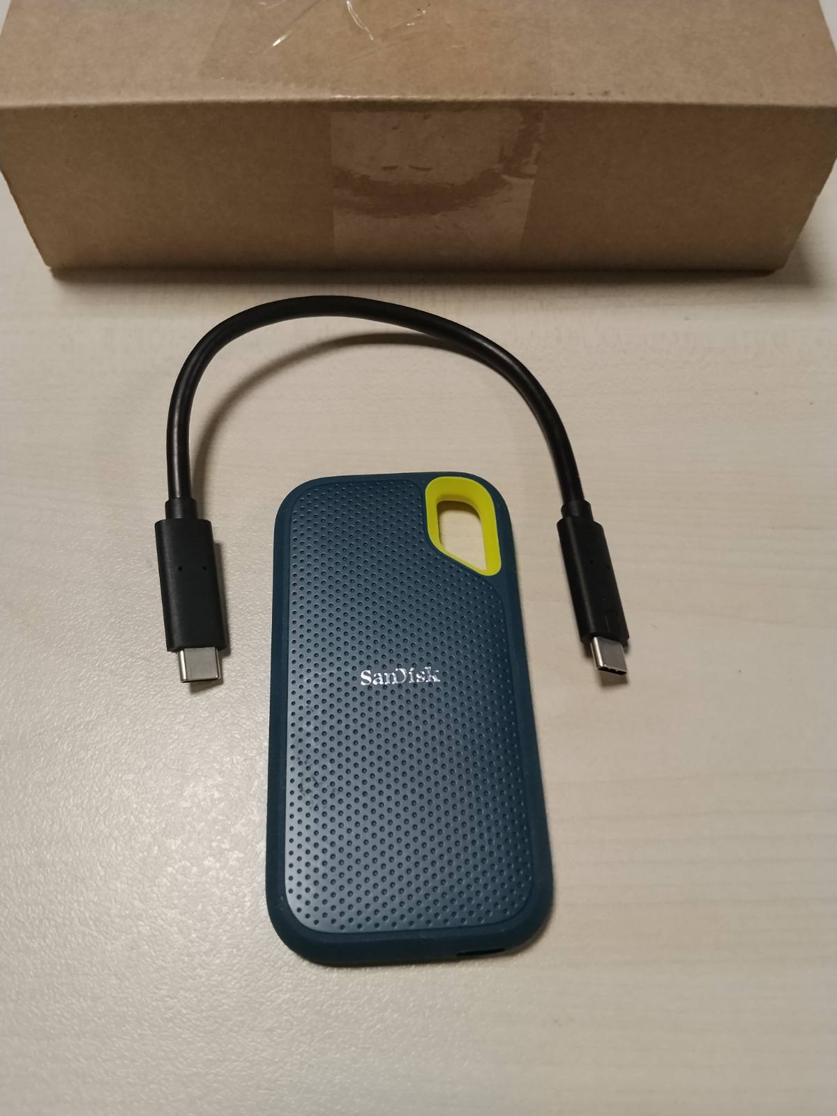 320271 - SANDISK Extreme Portable SSD 8TB, lexim deri në 1050 MB/s, shkrim 1,000MB/s, USB-C, IP65 për rezistencë ndaj pluhurit dhe ujit