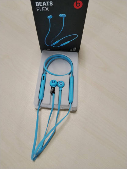 319606 - BEATS FLEX KUFJE PËR NË VESH, ÇIP APPLE W1, KUFJE MAGNETIKE, BLUETOOTH KLASA 1, 12 ORË RIPRODHIM, PA TEL, NGJYRË BLU FLAMUR