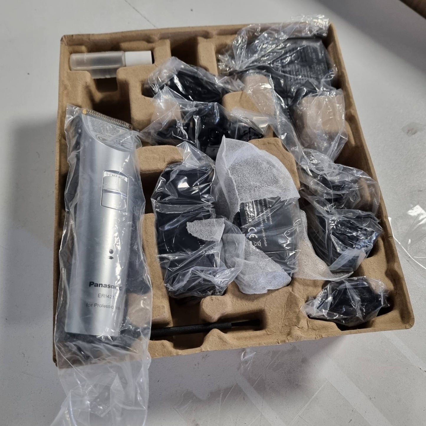 289479 - PANASONIC Makinë Prerëse Flokësh ER-1421, Funksionim me Bateri dhe Rrjet Elektronik