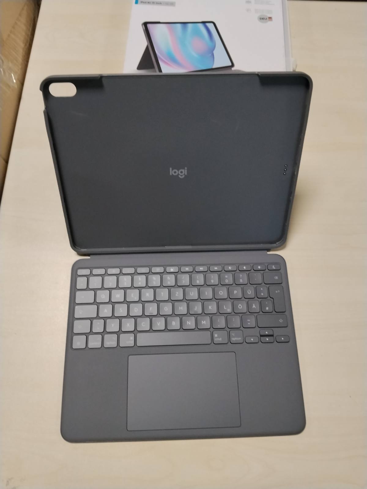 305040 - LOGITECH Kutia e tastierës Combo Touch për iPad Air 13 inç (M2, M3, M4) (2024, 2025, 2026) – Tastierë e shkëputshme me ndriçim prapa, mbështetje, QWERTZ gjerman - Gri