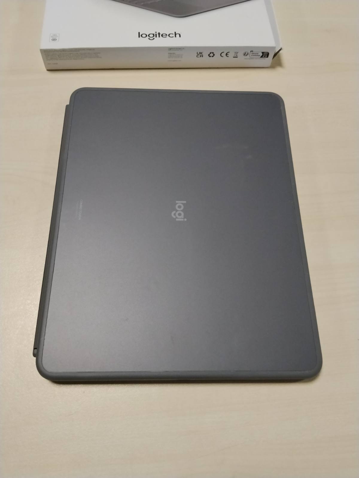 305040 - LOGITECH Kutia e tastierës Combo Touch për iPad Air 13 inç (M2, M3, M4) (2024, 2025, 2026) – Tastierë e shkëputshme me ndriçim prapa, mbështetje, QWERTZ gjerman - Gri