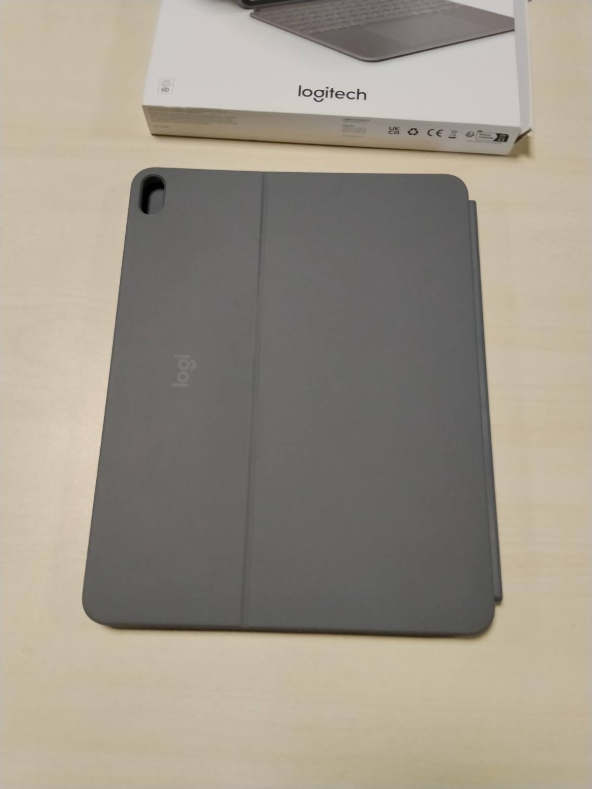 305040 - LOGITECH Kutia e tastierës Combo Touch për iPad Air 13 inç (M2, M3, M4) (2024, 2025, 2026) – Tastierë e shkëputshme me ndriçim prapa, mbështetje, QWERTZ gjerman - Gri