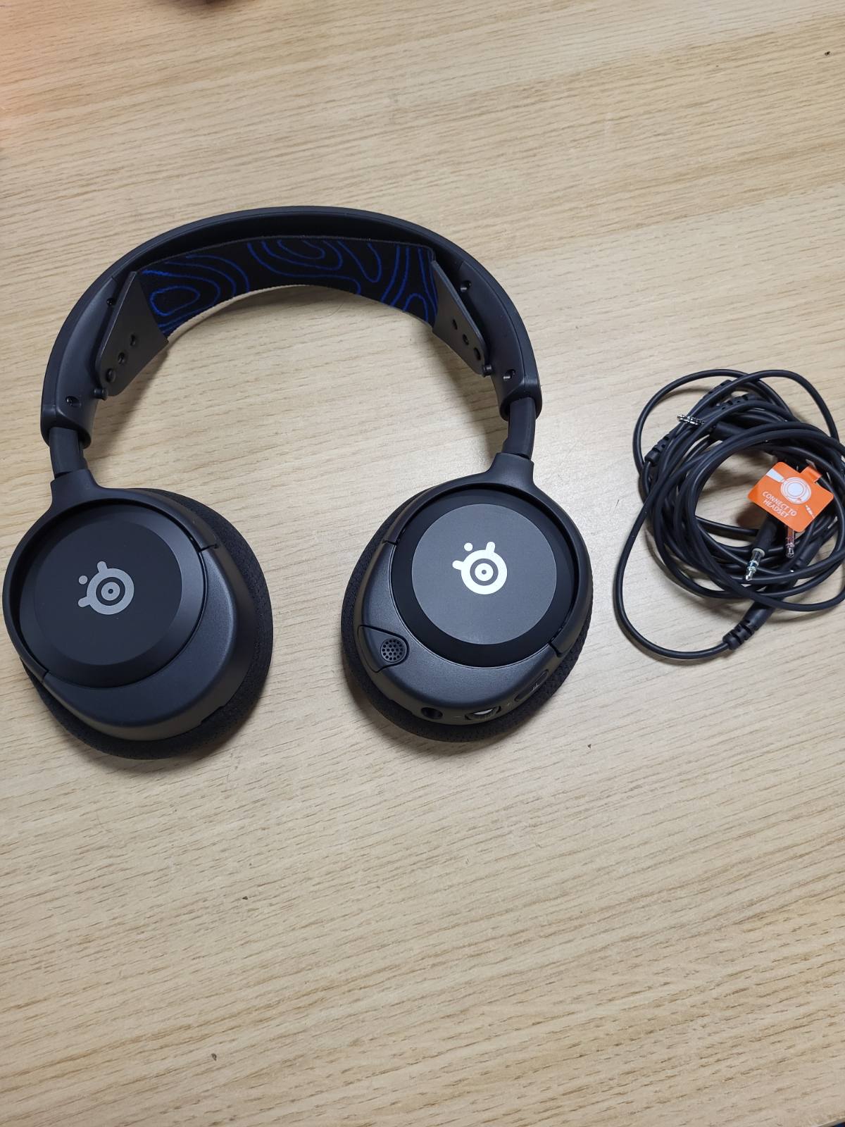 273078 - STEELSERIES Arctis Nova 1 - Kufje Lojërash me Shumë Sisteme – Drajverë Hi-Fi – Tingull Rrethues 360° – Jastëkë veshësh me shkumë memorieje AirWeave – Mikrofon me Anulim Zhurme – PC, PS5, Xbox - E zezë