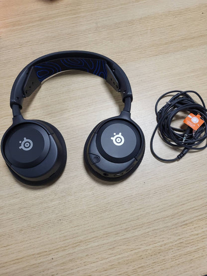 273078 - STEELSERIES Arctis Nova 1 - Kufje Lojërash me Shumë Sisteme – Drajverë Hi-Fi – Tingull Rrethues 360° – Jastëkë veshësh me shkumë memorieje AirWeave – Mikrofon me Anulim Zhurme – PC, PS5, Xbox - E zezë