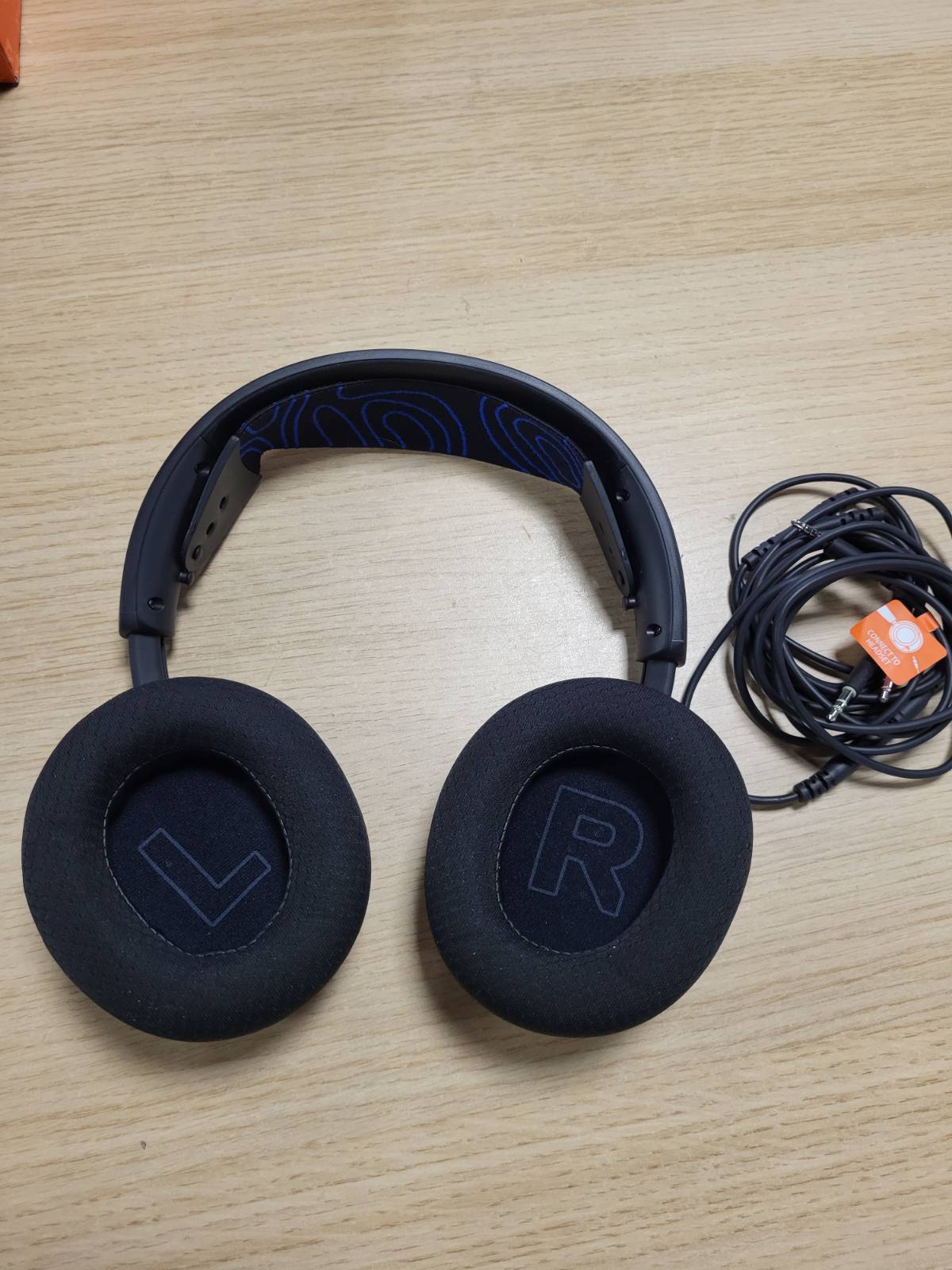 273078 - STEELSERIES Arctis Nova 1 - Kufje Lojërash me Shumë Sisteme – Drajverë Hi-Fi – Tingull Rrethues 360° – Jastëkë veshësh me shkumë memorieje AirWeave – Mikrofon me Anulim Zhurme – PC, PS5, Xbox - E zezë