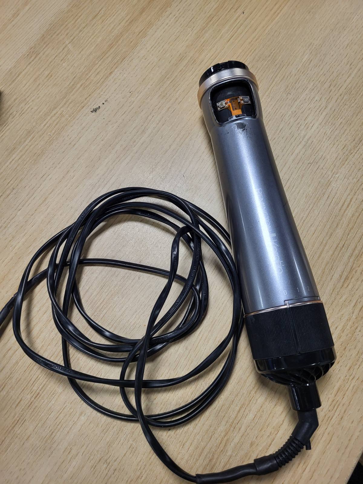 289700 - REMINGTON Furçë me Ajër të Nxehtë Rrotulluese AS8811, Mbrojtëse Keratini, 3 aksesorë (2 furça rrumbullakëta + përforcues rrënjësh), veshje qeramike me vaj bajamesh, Gri